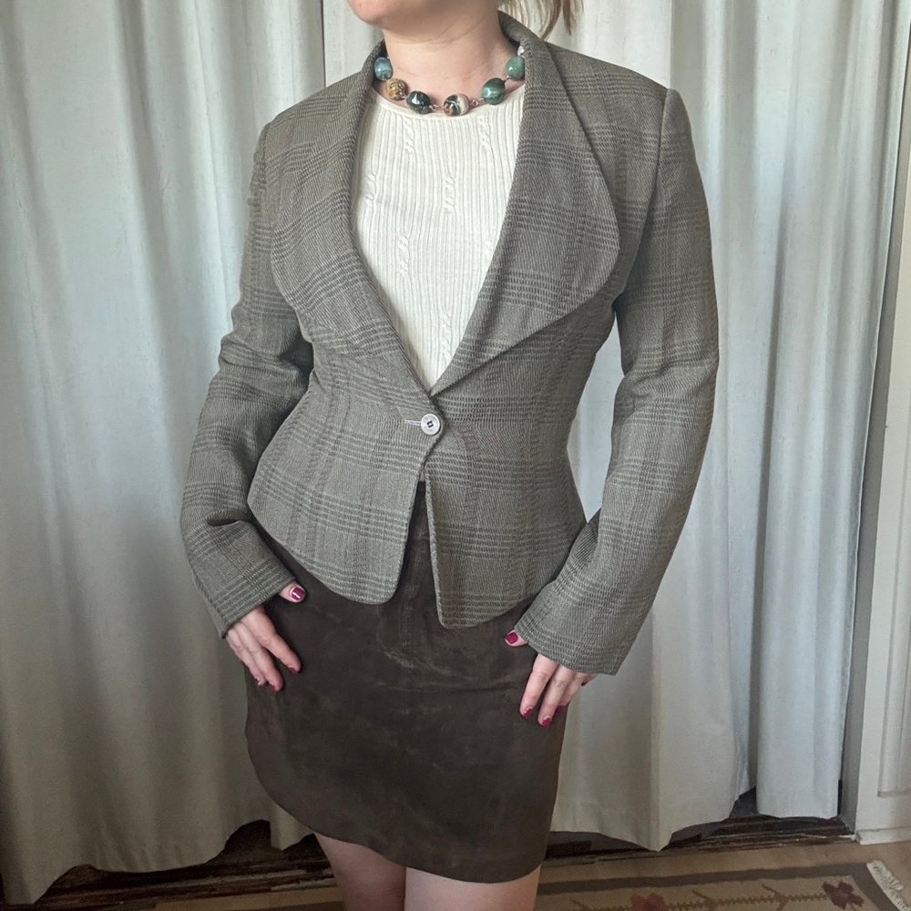 Armani Collezioni Wool Blazer • Size: 38 / 4